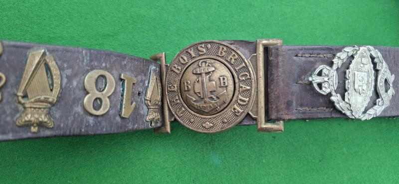 SOUVENIR CAP BADGE BELT ,IRISH BADGES