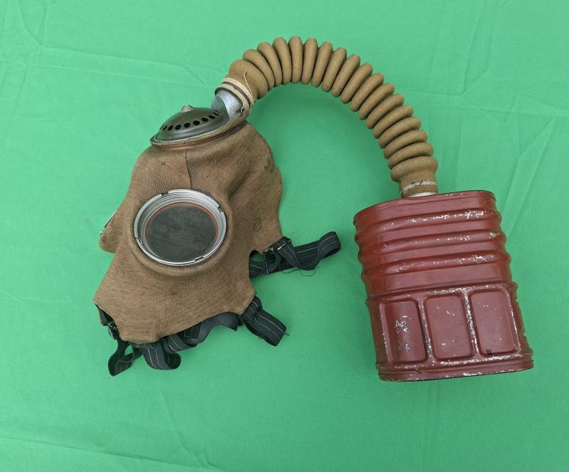 1939  DATED BRITISH EARLY WAR GAS MASK.